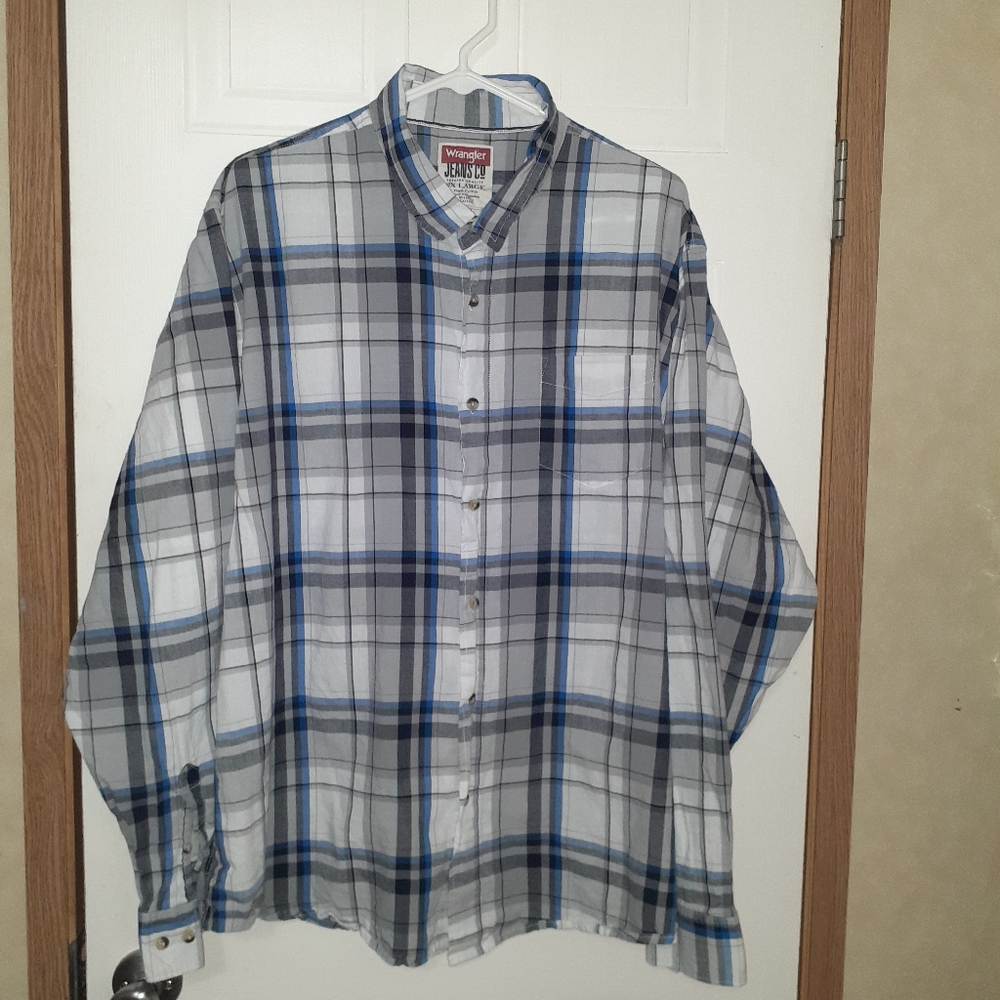 Wrangler long sleeved button front causal shirt